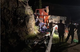 Phú Yên: Xe ô tô đầu kéo đâm vào vách đá bị lật, tài xế tử vong tại chỗ