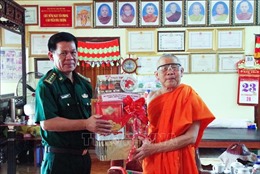 Bộ đội Biên phòng tỉnh Sóc Trăng thăm, tặng quà nhân dịp Lễ Sen Dolta