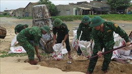 Bộ đội biên phòng Phú Yên giúp người dân gia cố nhà cửa