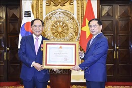 Trao tặng Huân chương Hữu nghị cho Đại sứ Hàn Quốc tại Việt Nam Park Noh Wan