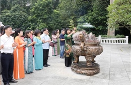 Công đoàn TTXVN tổ chức giao lưu về nguồn tại Khu Di tích Chủ tịch Hồ Chí Minh - Đá Chông