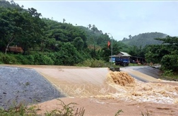 Mưa lớn ở Quảng Bình chia cắt nhiều tuyến đường, hàng trăm hộ dân bị ngập
