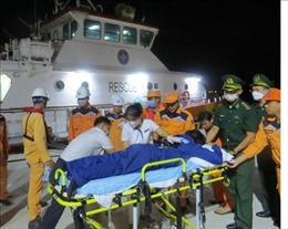 Kịp thời đưa 2 thuyền viên người Philippines gặp nạn vào bờ cấp cứu