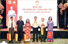 Bí thư Thành ủy Hà Nội Đinh Tiến Dũng dự Ngày hội Đại đoàn kết dân tộc tại quận Hoàn Kiếm