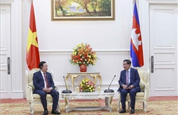 Chủ tịch Quốc hội Vương Đình Huệ hội kiến Thủ tướng Campuchia 