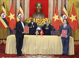 Chủ tịch nước Nguyễn Xuân Phúc và Tổng thống Uganda chứng kiến lễ ký các văn kiện hợp tác 