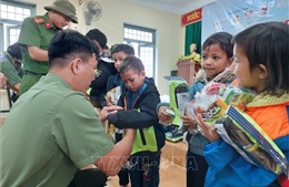Mang Tết đến với đồng bào khó khăn tại xã vùng sâu của tỉnh Kon Tum
