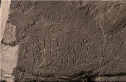 Na Uy công bố tảng đá khắc chữ rune cổ nhất thế giới