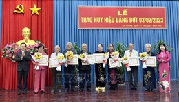 An Giang: Trao Huy hiệu Đảng tặng các đảng viên cao niên tuổi Đảng