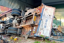 Sơn La: Xe tải lao vào nhà dân trong đêm, phụ xe tử vong