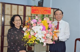 Bí thư Thành ủy TP Hồ Chí Minh thăm, chúc mừng các thầy thuốc tiêu biểu