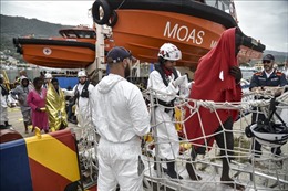 Italy giải cứu an toàn khoảng 1.000 người di cư trôi dạt trên Địa Trung Hải 