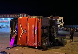 Xe tải va chạm với xe khách khiến 13 người bị thương