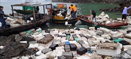 Hàng tấn rác thải ngổn ngang trên vịnh Hạ Long sau tháo dỡ nuôi trồng thủy sản trái phép