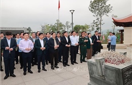 Thủ tướng dâng hương tưởng niệm các Anh hùng liệt sỹ tại Điện Biên