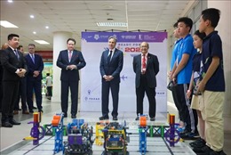 Ngoại trưởng Hoa Kỳ xem trình diễn robot tại Đại học Bách khoa Hà Nội