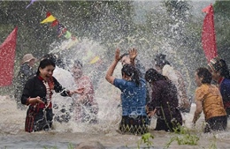 Tết té nước của đồng bào Lào ở Điện Biên