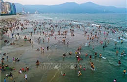Đà Nẵng: Nắng nóng kéo dài, hàng nghìn người đổ ra biển &#39;giải nhiệt&#39;