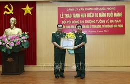 Trao Huy hiệu 40 năm tuổi Đảng tặng Thượng tướng Vũ Hải Sản 