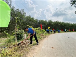 Đoàn viên, thanh niên Thông tấn xã Việt Nam trồng cây xanh tại Đồng Nai