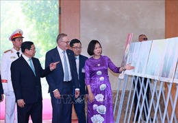 Thủ tướng Phạm Minh Chính và Thủ tướng Australia  tham quan trưng bày ảnh của TTXVN