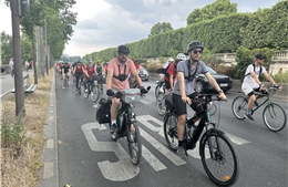 Người dân Paris đi xe đạp để tăng cường sức khỏe và bảo vệ môi trường