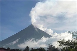 Philippines cảnh báo nguy cơ núi lửa Mayon phun trào trong vài tháng
