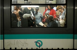 Tuyến tàu điện đô thị Paris tắc nghẽn, hàng trăm hành khách mắc kẹt dưới lòng đất 