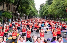 Trên 1.000 người tham dự Ngày Quốc tế Yoga lần thứ 9