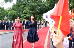 Phu nhân Chủ tịch nước và phu nhân Tổng thống Hàn Quốc xem trình diễn áo dài