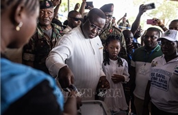 Tổng thống Sierra Leone tái đắc cử