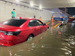 Sau cơn mưa lớn, nhiều phương tiện &#39;bơi&#39; trong hầm chui ở Đồng Nai