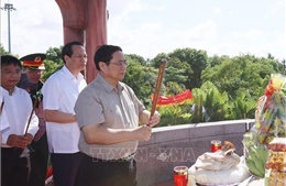 Thủ tướng Phạm Minh Chính viếng nghĩa trang liệt sỹ, thăm gia đình chính sách tại Thừa Thiên Huế và Quảng Trị