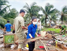 Nhiều nhà dân Cà Mau bị sập, tốc mái do dông lốc