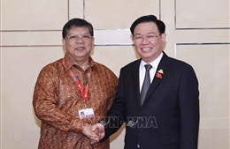 Chủ tịch Quốc hội Vương Đình Huệ gặp Chủ tịch Hạ viện Malaysia Tan Sri Dato’ Johari Bin Abdul