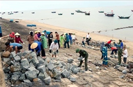 Hà Tĩnh: Khắc phục sạt lở kè biển trước mùa mưa, bão