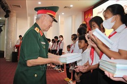 Trao học bổng cho học sinh nghèo tỉnh Hậu Giang