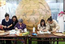 Hai phu nhân Thủ tướng Việt Nam, Singapore trải nghiệm làm tranh ghép vải tại Vụn Art