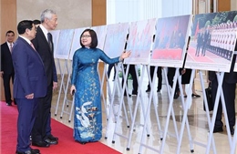Thủ tướng Phạm Minh Chính và Thủ tướng Lý Hiển Long xem trưng bày ảnh về hợp tác Việt Nam - Singapore