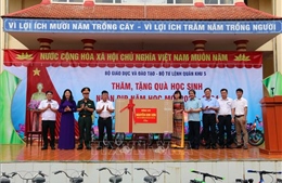 Năm học mới 2023 - 2024: Tặng quà cho học sinh vùng sâu tỉnh Đắk Nông