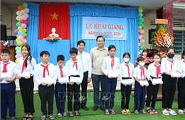Bộ trưởng Huỳnh Thành Đạt trao học bổng cho học sinh vượt khó tỉnh Bến Tre 