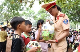 Ngày hội &#39;Trung thu yêu thương&#39; đến với trẻ vùng biên ở Đắk Lắk