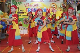 Trung Thu ấm áp cho các em thiếu nhi Việt Nam tại Lào