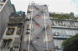 &#39;Chung cư mini&#39;, nhà cao tầng ở Hà Nội &#39;khẩn cấp&#39; lắp đặt thang thoát hiểm ngoài trời