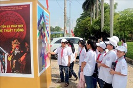 Triển lãm tranh cổ động tấm lớn về giá trị văn hóa, con người Việt Nam