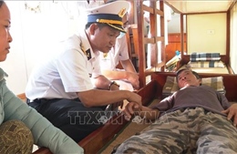 Vùng 4 Hải quân đưa ngư dân bị bệnh từ huyện đảo Trường Sa vào đất liền để điều trị