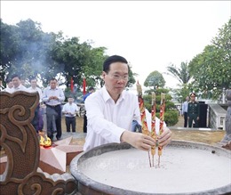Chủ tịch nước Võ Văn Thưởng dâng hương tại Đài tưởng niệm Núi Nhạn