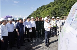 Chủ tịch Quốc hội Vương Đình Huệ thăm công nhân thi công tại dự án Cảng Liên Chiểu