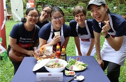 11 lãnh sự quán và tổ chức Di cư Quốc tế tại Thành phố Hồ Chí Minh vào bếp học nấu Phở