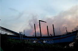Bình Thuận: Động viên, hỗ trợ chủ tàu cá bị thiệt hại trong vụ cháy